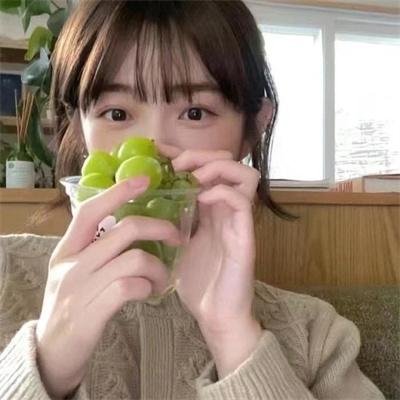 一匹马奔跑，一匹马跳跃