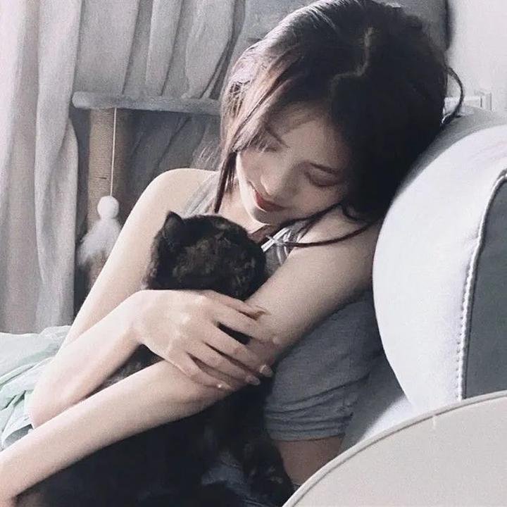 新婚夜，傻子老公抱紧了我